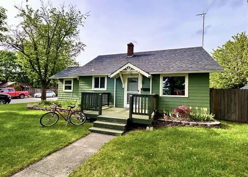 Central CDA Location| Updated Kitchen |Great Fenced Backyard |Cozy Cottage